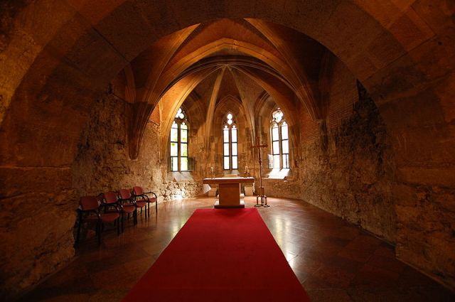 800px-buda_castle_interior_church